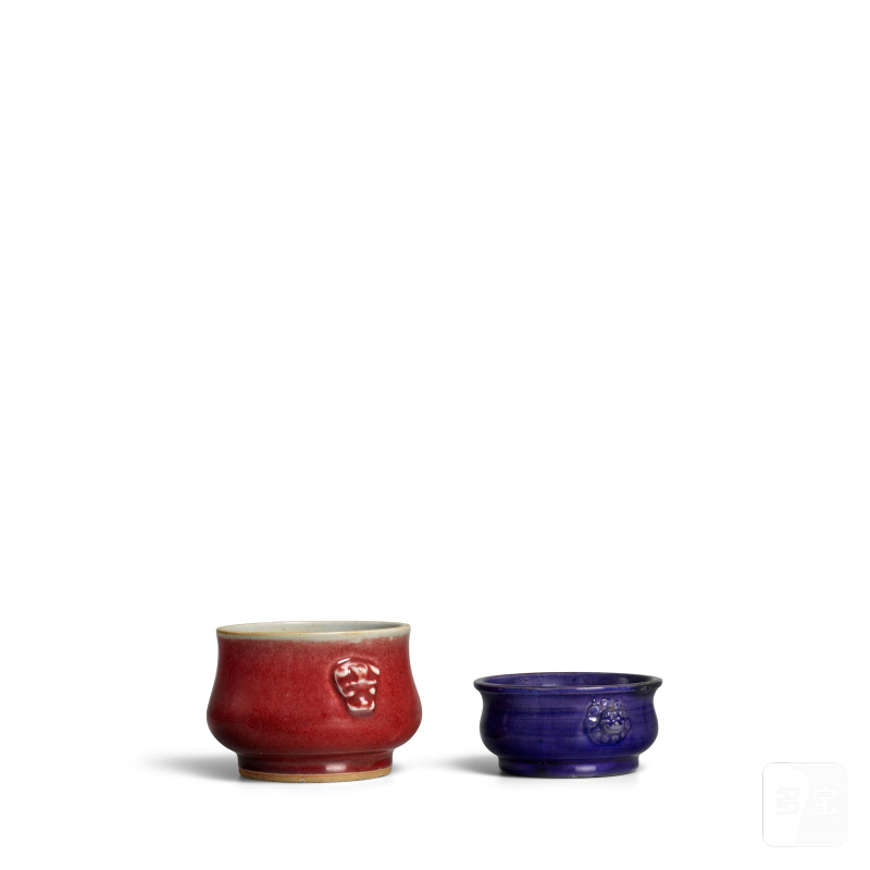 十八世紀 紅釉香爐及茄皮紫釉香爐一組兩件 | A COPPER-RED-GLAZED CENSER AND AN AUBERGINE-GLAZED CENSER - 图9